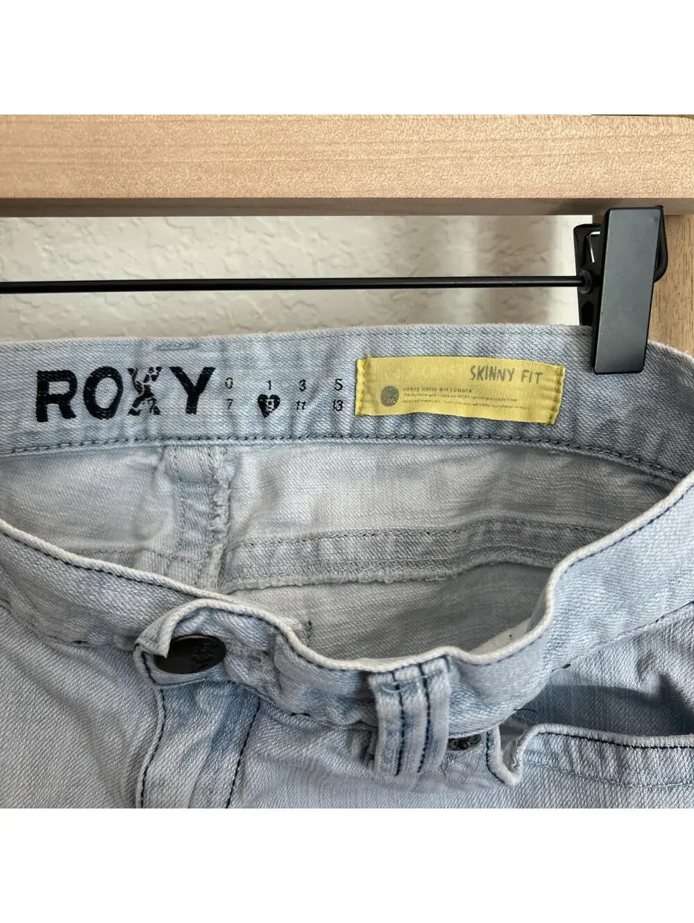 Roxy Low Rise Juniors Light Wash Distressed Jeans Size 9 Gold Coast Skinny Fit